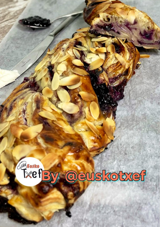 Una foto de Trenza de hojaldre de tarta de queso y arándanos