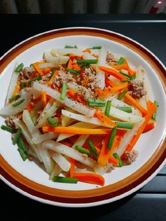 Hình của món Su hào xào cà rốt thịt xay.
