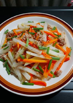 Hình của món Su hào xào cà rốt thịt xay.