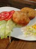 Papas fritas rellenas con tocino y queso