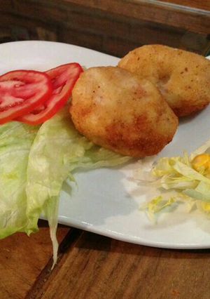 Una foto de Papas fritas rellenas con tocino y queso