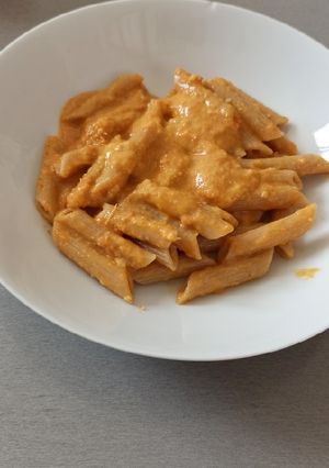 Foto di Pennette integrale con pesto di peperone e noci