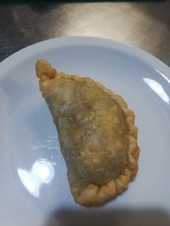 Una foto de Empanadas de carne cortada a cuchillo