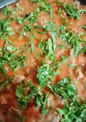 Una foto de Salsa de tomates con un toque de albahaca