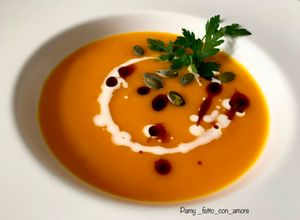 Foto di Vellutata di zucca con sidro di mele e gocce di aceto balsamico