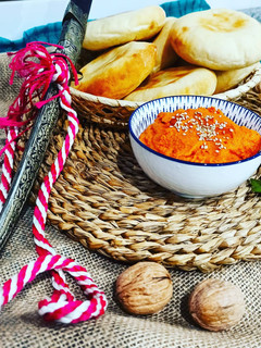 Una foto de Muhammara 🥣 y pan de pita árabe 🥙