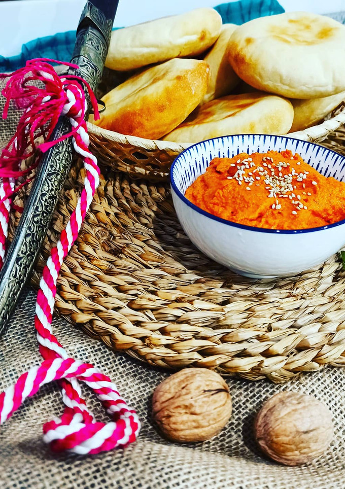 Una foto de Muhammara 🥣 y pan de pita árabe 🥙