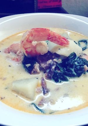 Una foto de Sopa de papas con camarones, andouille y espinacas