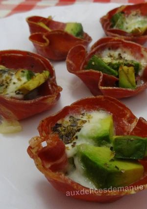 Une photo de Tartelettes de coppa à l'avocat et mozzarella