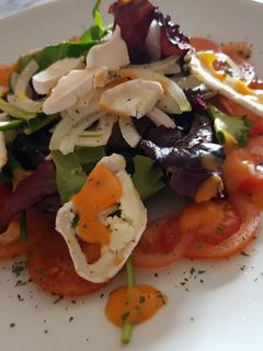 Una foto de Ensalada de queso de cabra aliñada con salmorejo