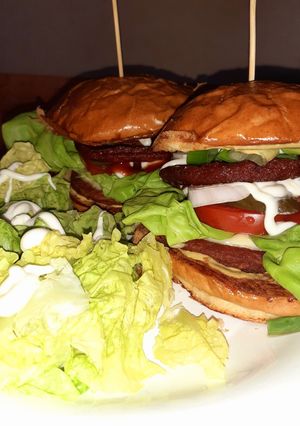 Dupla húsos, sajtos Hambik 🍔 🧀🥬🍅🧅🥒 recept fotója