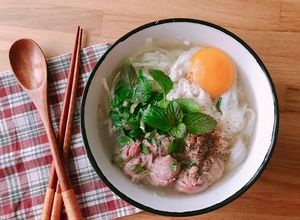 Hình của món Phở Tái Đơn Giản Với Viên Súp Phở Bò 🍲.