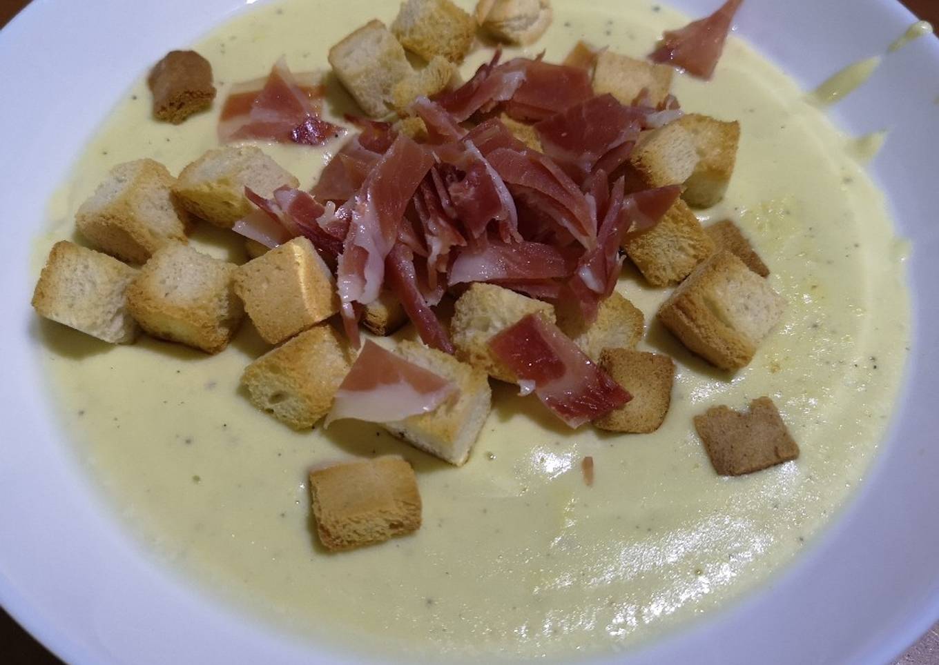 Crema de calabacín con picatostes y jamón