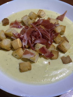 Una foto de Crema de calabacín con picatostes y jamón