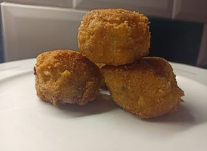 Una foto de Croquetas de arroz y salsa bechamel