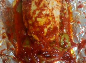Una foto de Mixiote de pollo en adobo con nopales