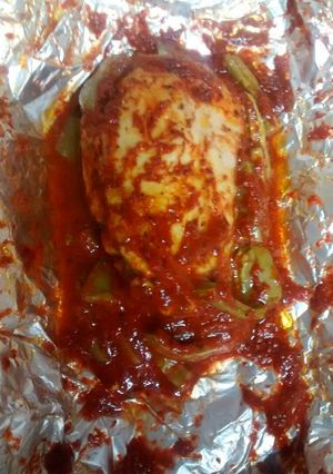 Una foto de Mixiote de pollo en adobo con nopales