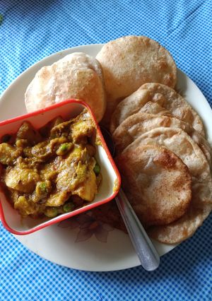 লুচি আর আলু মটরের তরকারি(luchi tarkari recipe in Bengali) রেসিপির প্রধান ছবি