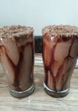 कोल्ड कॉफी (cold coffee Oreo Flavor recipe in marathi) रेसिपी चे मुख्य फोटो