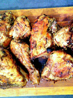 A picture of Spicy herb chicken serve on board.