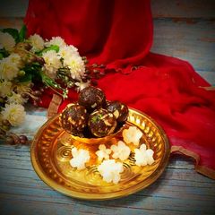 A picture of Dates and nuts ladoo.