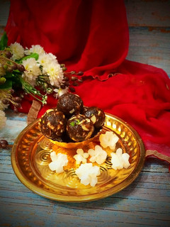 A picture of Dates and nuts ladoo.