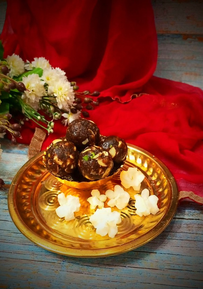 A picture of Dates and nuts ladoo.