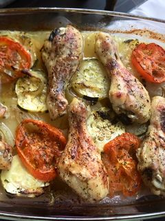 Una foto de Muslos de pollo al horno con verduras