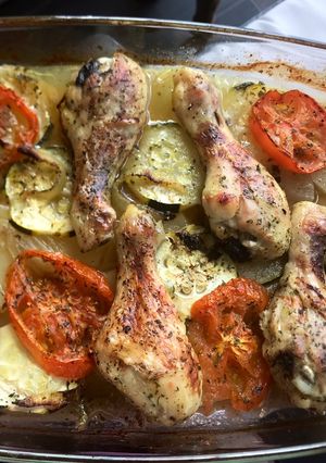 Una foto de Muslos de pollo al horno con verduras
