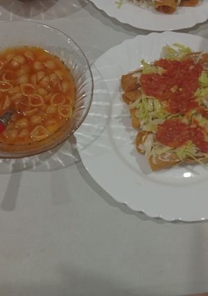 Una foto de Tacos dorados con sopa de caracol usando caldo de pollo