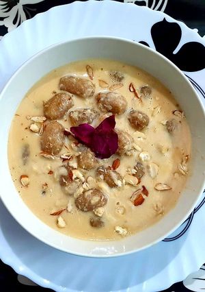 A picture of Rosho Puli Pithe with Khejur Gur.