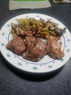 Una foto de Solomillo de cerdo con guarnición de judías verdes, setas y jamón