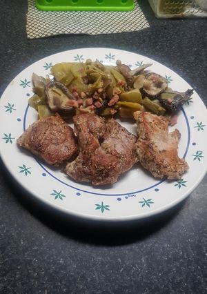 Una foto de Solomillo de cerdo con guarnición de judías verdes, setas y jamón