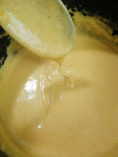 Una foto de 40. Salsa cheddar