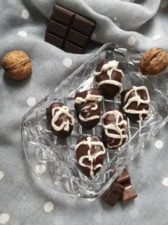 عکسی از دستور خرما شکلاتی مغزدار به نیت پدران آسمانی