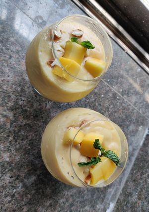 A picture of Mango dryfruits smoothie.