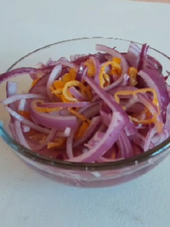 Una foto de Encurtido de cebolla morado y habanero