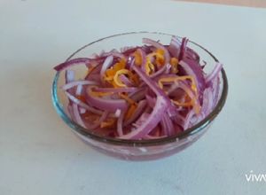 Una foto de Encurtido de cebolla morado y habanero