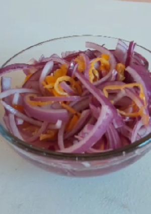Una foto de Encurtido de cebolla morado y habanero