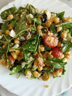 Una foto de Ensalada de garbanzos con atún y rúcula