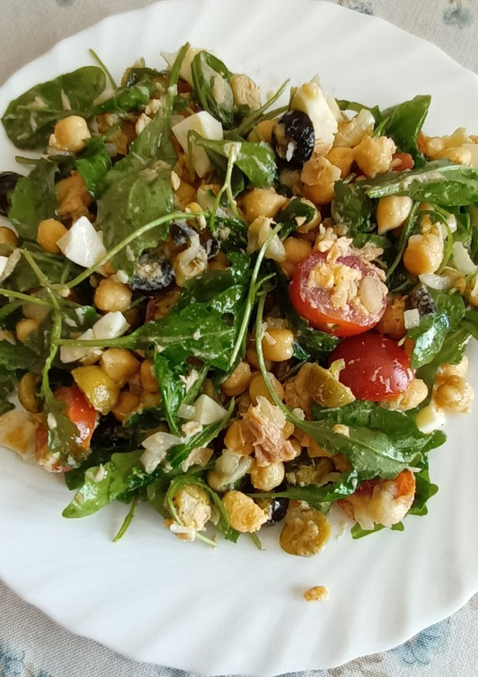 Una foto de Ensalada de garbanzos con atún y rúcula