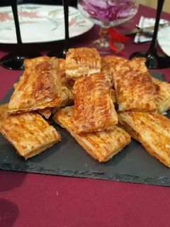 Una foto de Empanada York, queso y dátiles