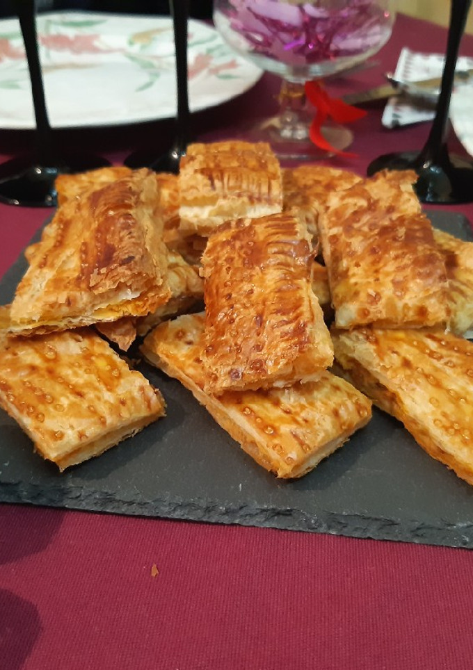 Una foto de Empanada York, queso y dátiles