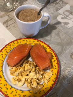 Una foto de Huevo roto con tostadas de salmón