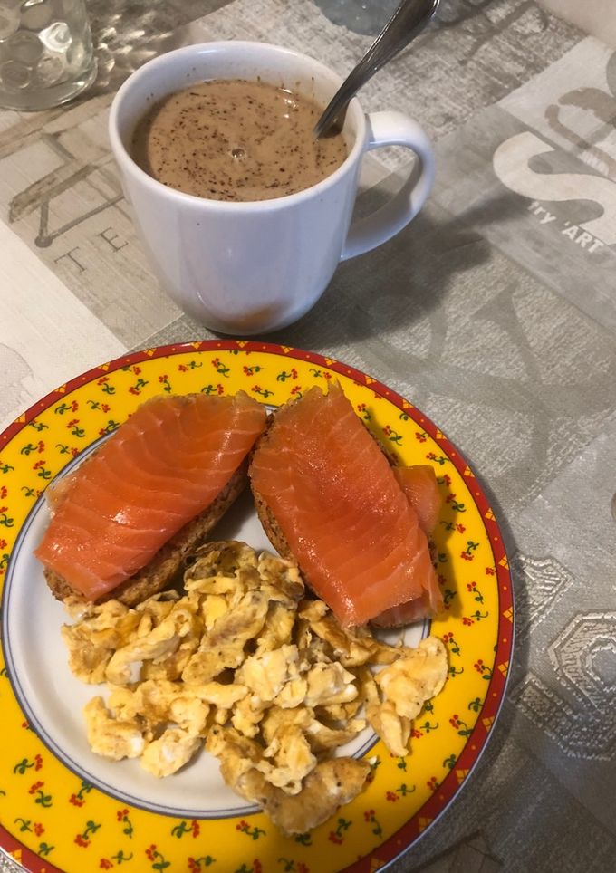 Una foto de Huevo roto con tostadas de salmón