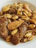 Cazuela de butifarra y calamarcitos con conchas