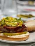 Hamburguesa de pollo sobre pan