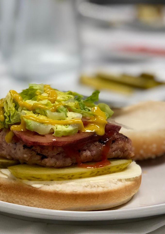 Una foto de Hamburguesa de pollo sobre pan