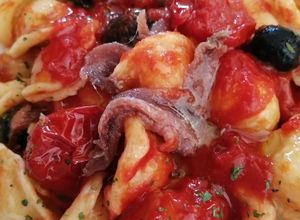 Foto di Orecchiette fatte in casa con acciughe, pomodorini e olive nere