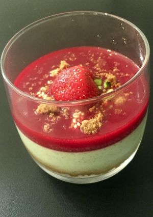 Une photo de Tiramisu crème de pistache spéculoos au coulis de framboise